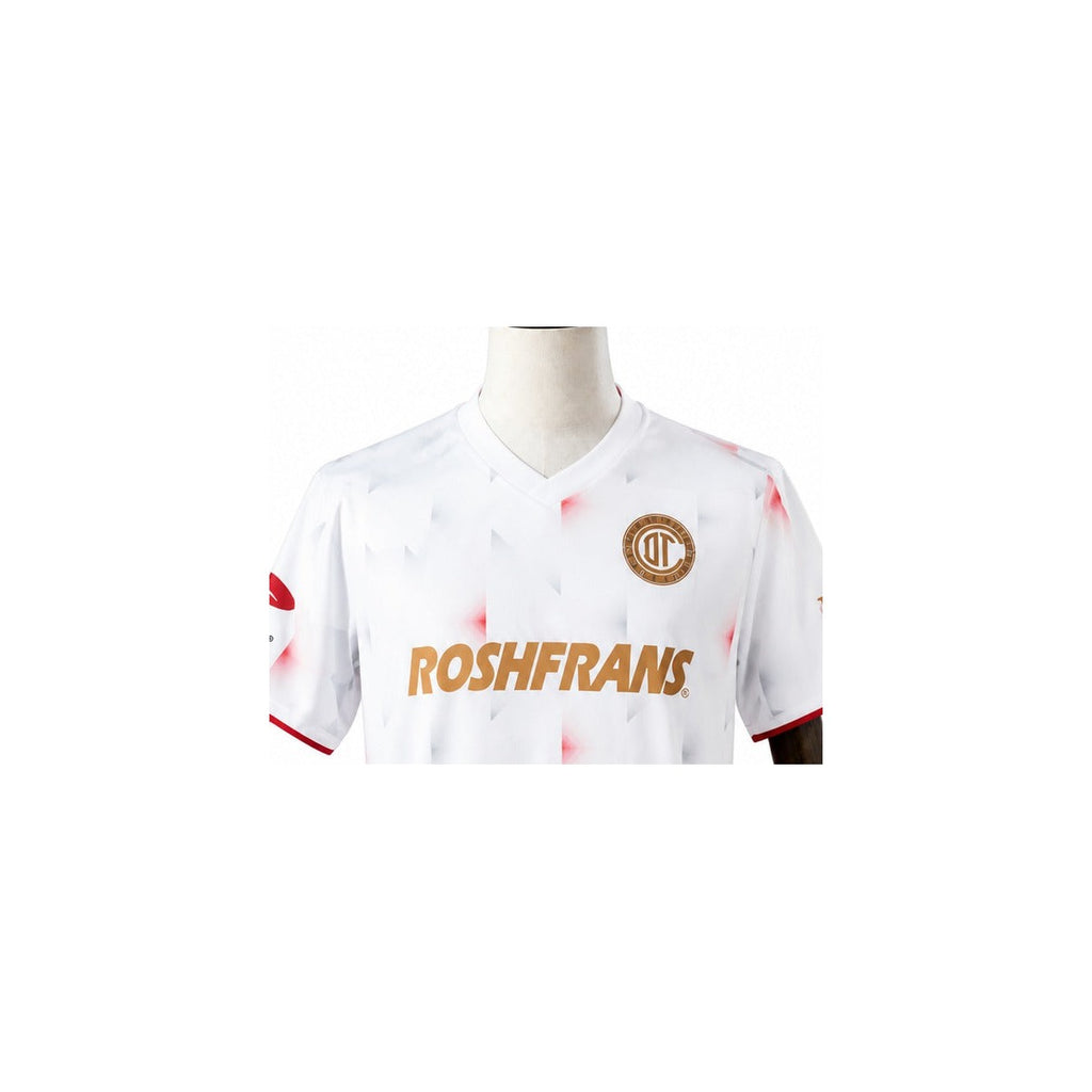Camisa Toluca - 2º Uniforme Torcedor 2025/2026 detalhe escudo manequim fundo branco