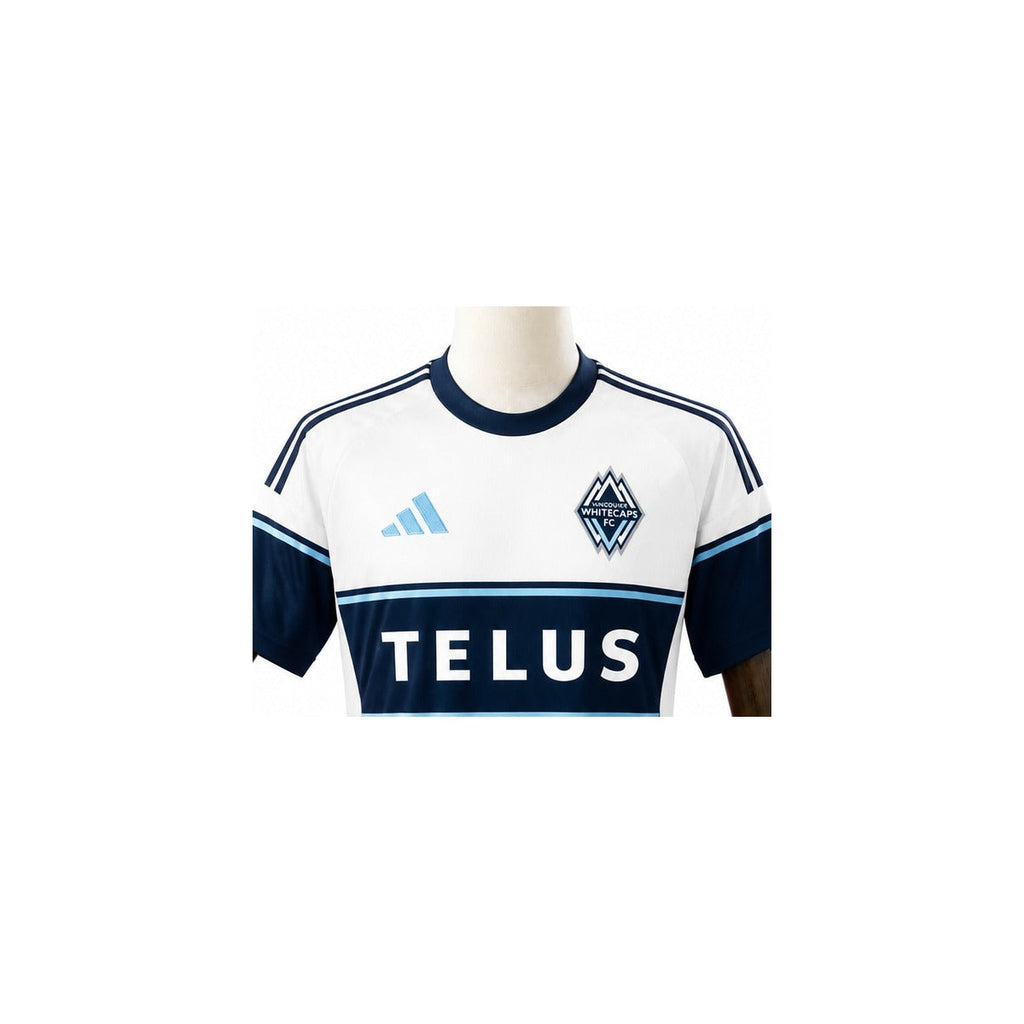 Camisa Vancouver Whitecaps - 1º Uniforme Torcedor 2025 detalhe escudo manequim fundo branco