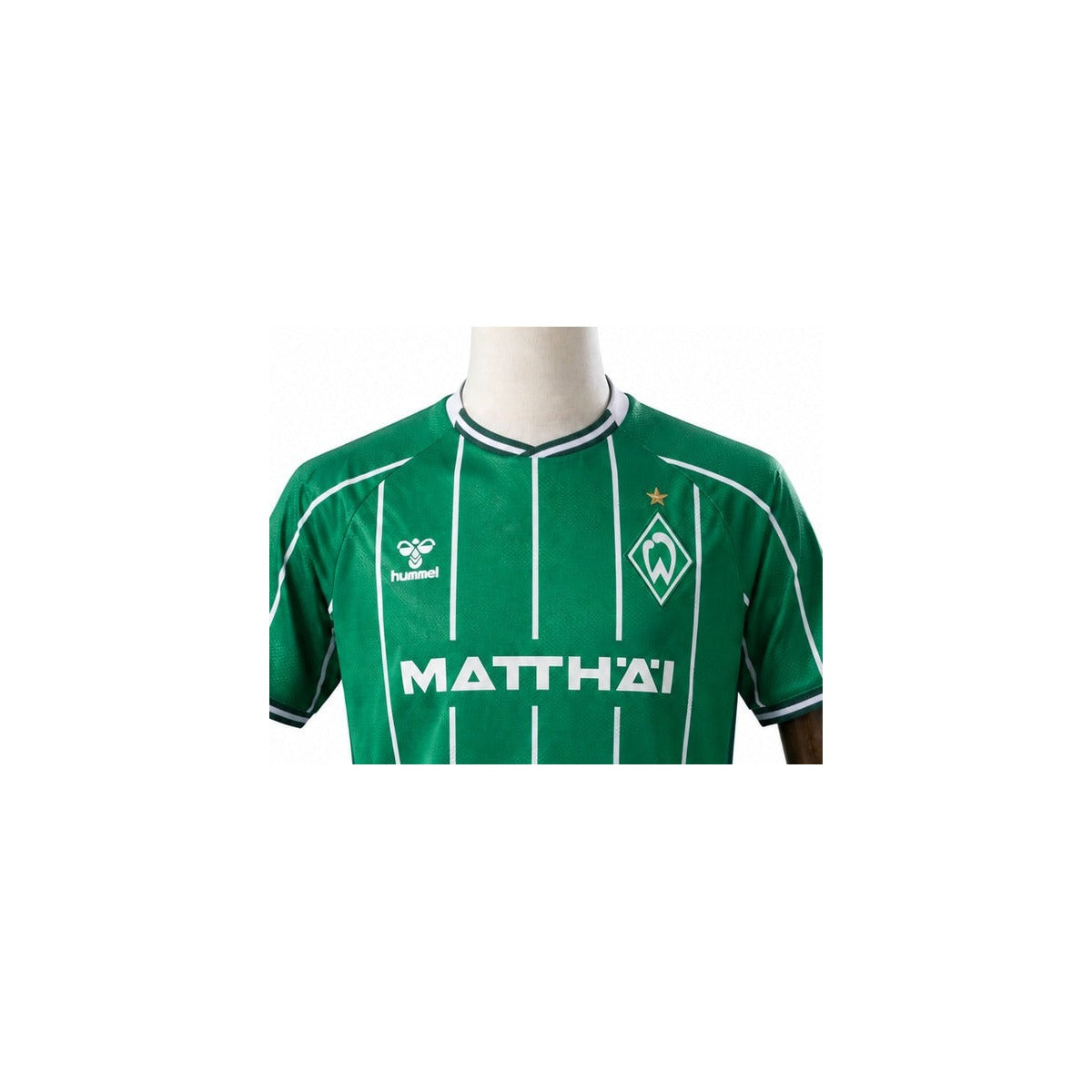 Camisa Werder Bremen - 1º Uniforme Torcedor 2025/2026 detalhe escudo manequim fundo branco