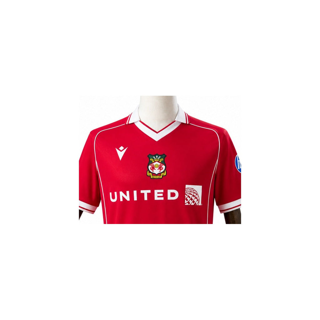 Camisa Wrexham AFC - 1º Uniforme Torcedor 2025/2026 detalhe escudo manequim fundo branco