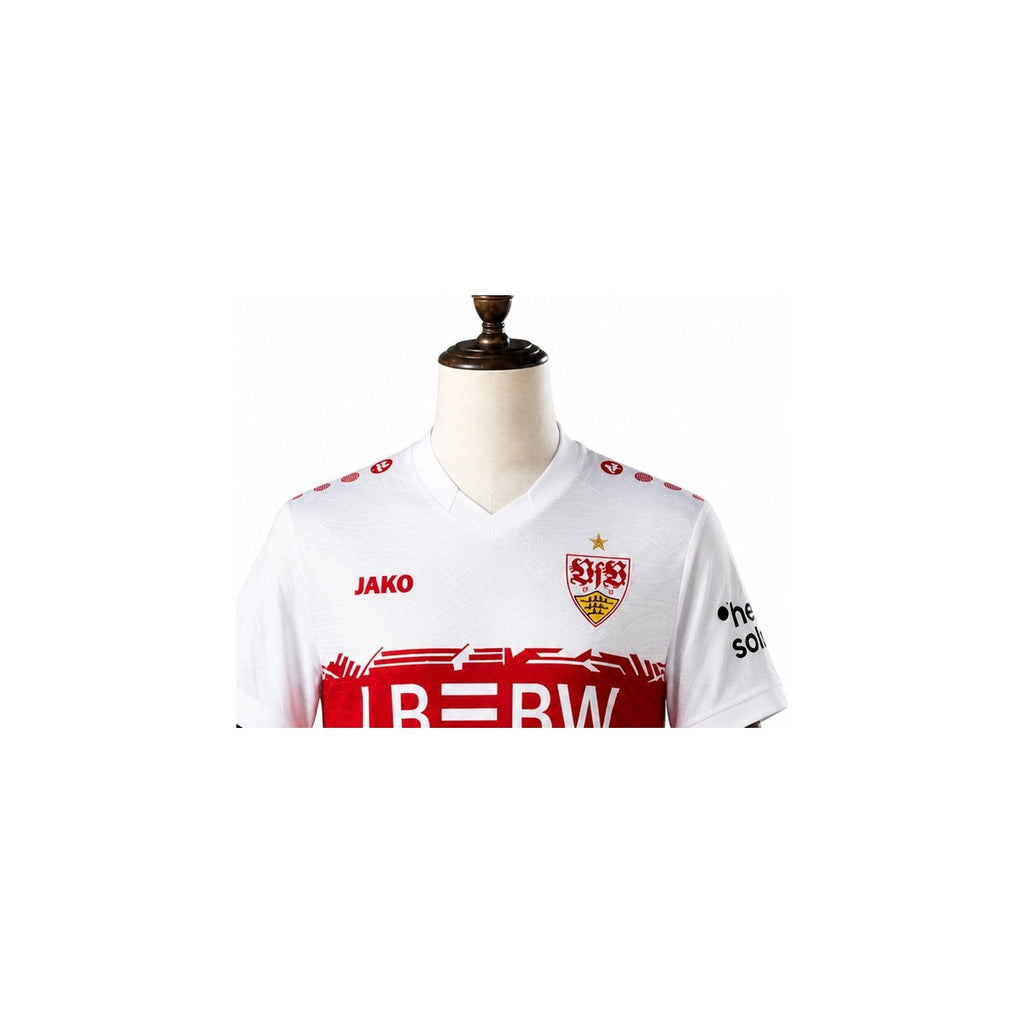 Stuttgart Jersey - Home Kit 2026 detalhe escudo manequim fundo branco