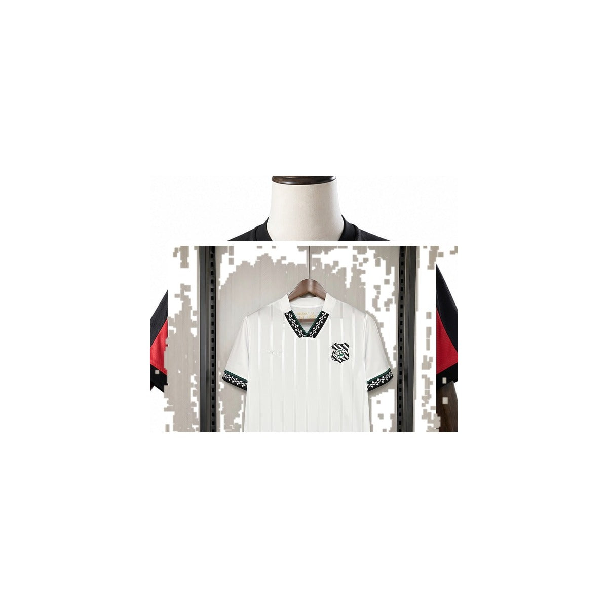 Camisa Figueirense – 2º Uniforme Jogador 2026/2027 detalhe escudo manequim fundo branco