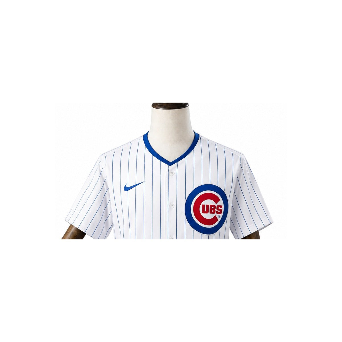Chicago Cubs MLB – Camisa Oficial Primeira (Home) detalhe escudo manequim fundo branco