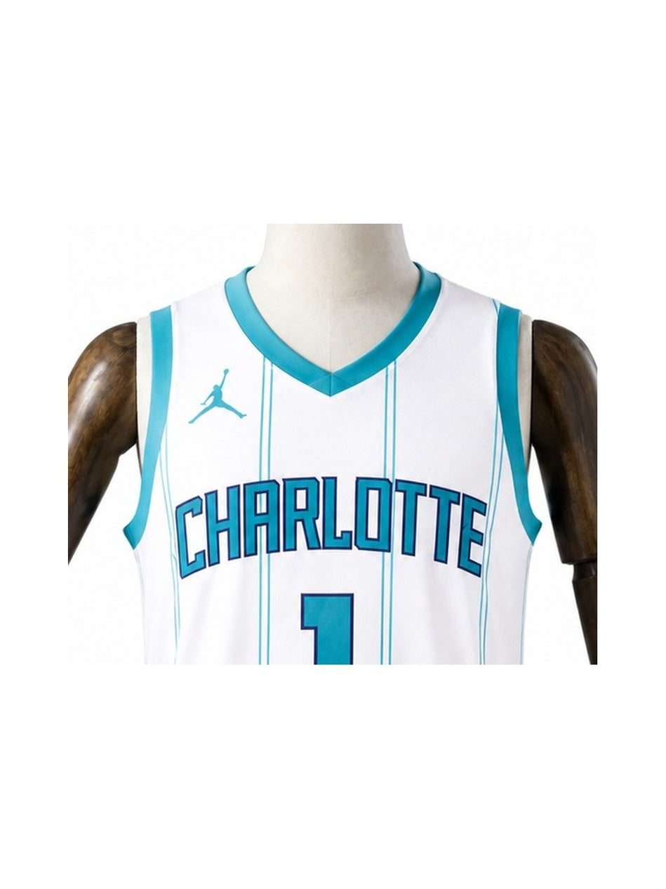 Camiseta NBA Charlotte Hornets - 1ª Camisa (Home) detalhe escudo fundo branco padronizado
