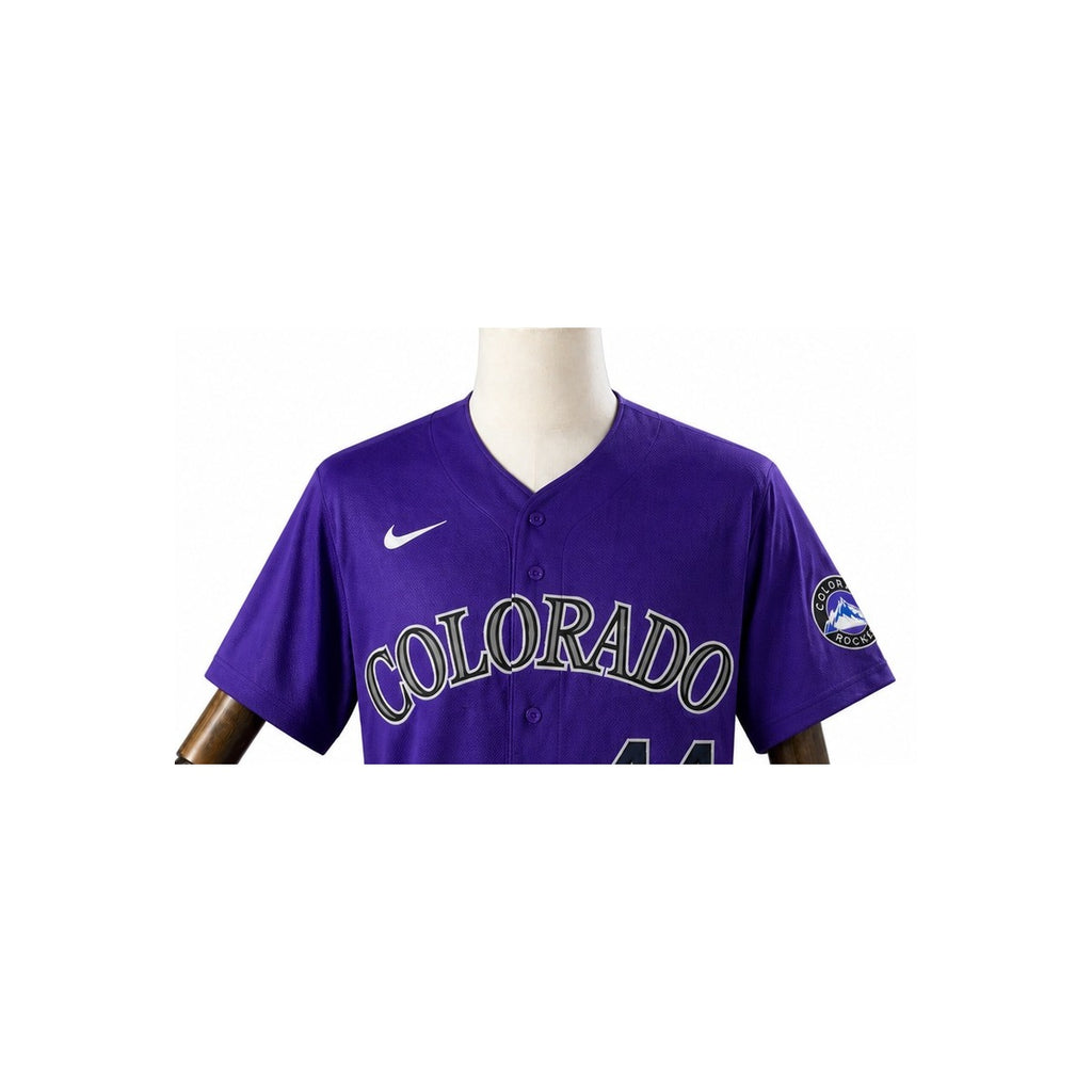 Colorado Rockies MLB – Camisa Oficial Segunda (Away) detalhe escudo manequim fundo branco