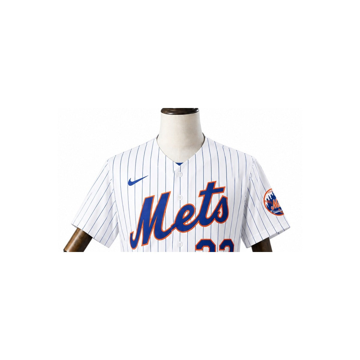 New York Mets MLB – Camisa Oficial Primeira (Home) detalhe escudo manequim fundo branco