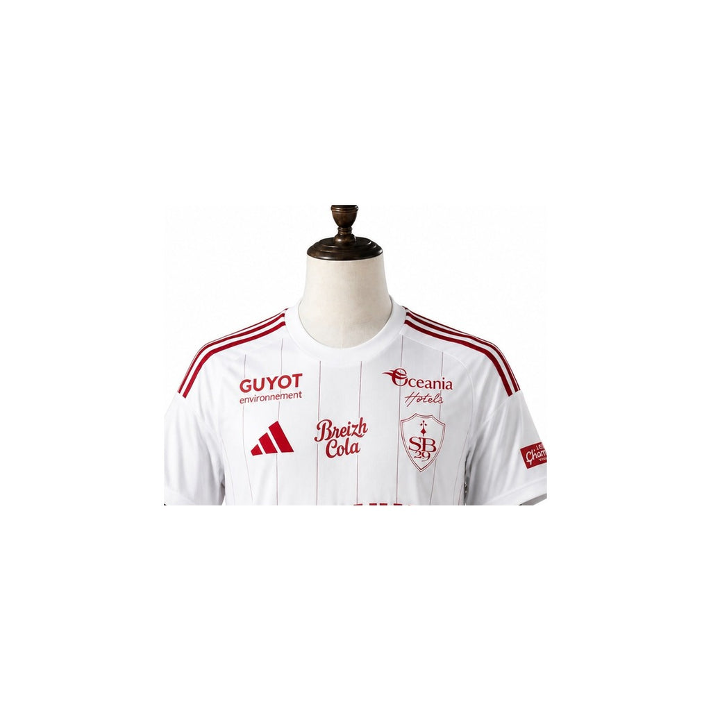Brest Jersey - Away Kit 2026 detalhe escudo manequim fundo branco