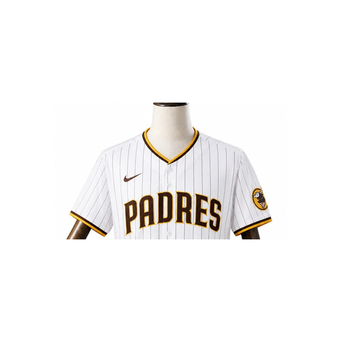 San Diego Padres MLB – Camisa Oficial Primeira (Home) detalhe escudo manequim fundo branco