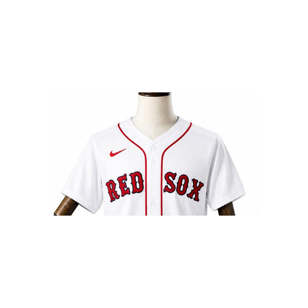 Boston Red Sox MLB – Camisa Oficial Primeira (Home) detalhe escudo manequim fundo branco