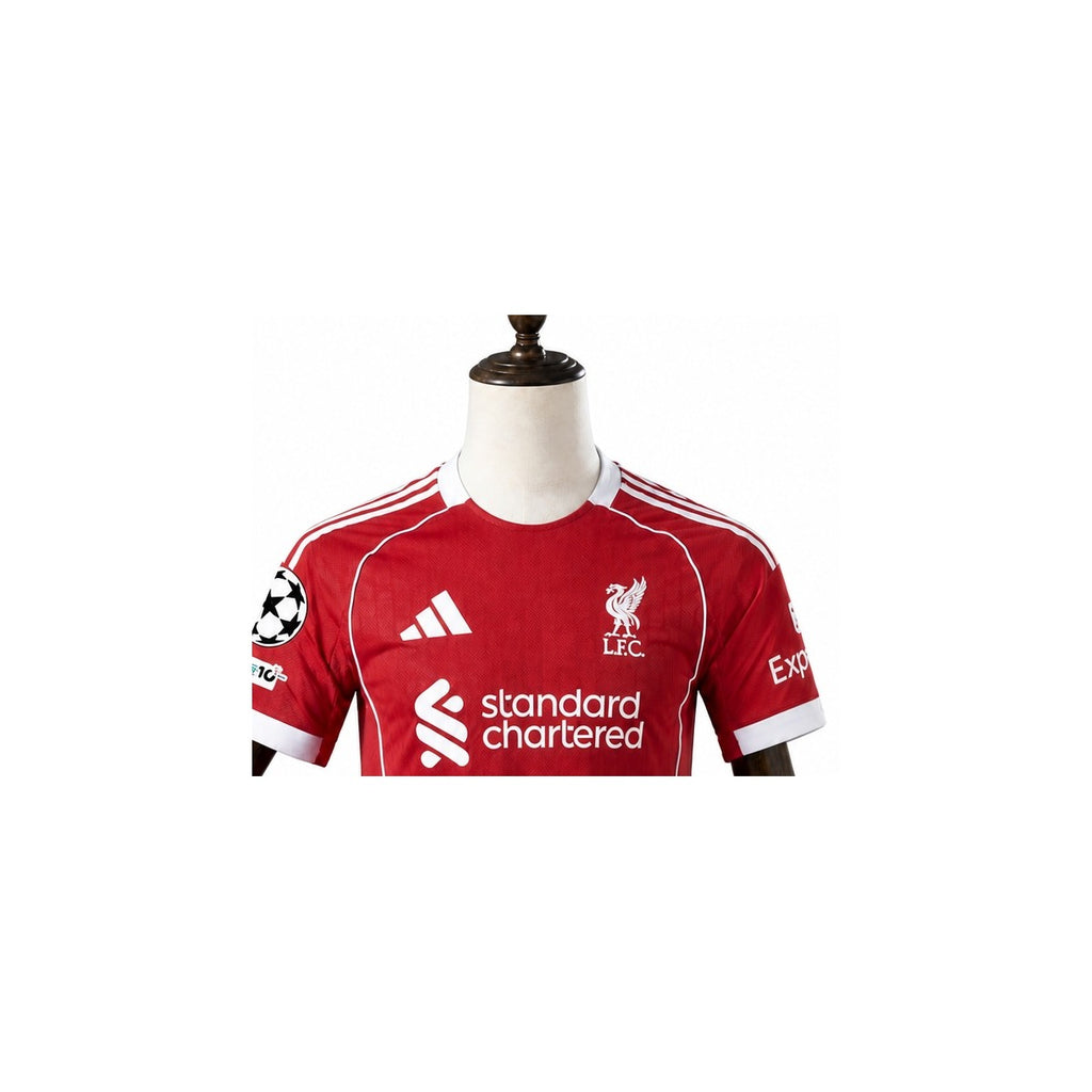 Camisa Liverpool - 1º Uniforme Torcedor 2025/26 detalhe escudo manequim fundo branco