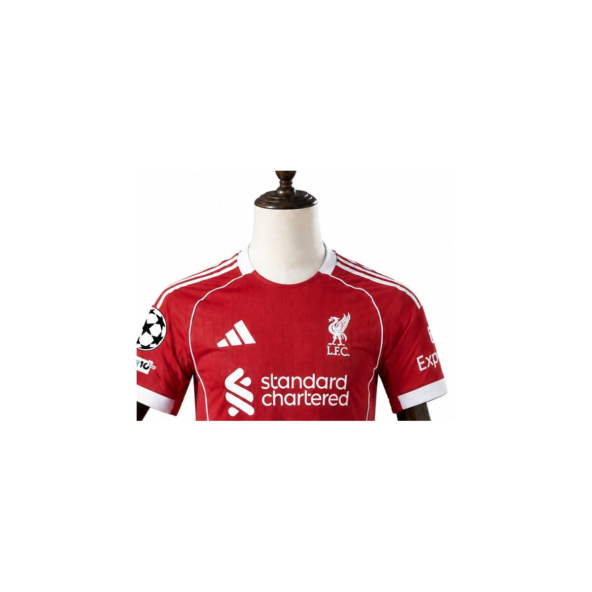 Camisa Liverpool - 1º Uniforme Torcedor 2025/26 detalhe escudo manequim fundo branco