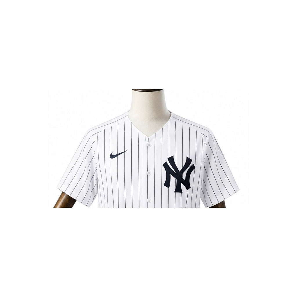 New York Yankees MLB – Camisa Oficial Primeira (Home) detalhe escudo manequim fundo branco