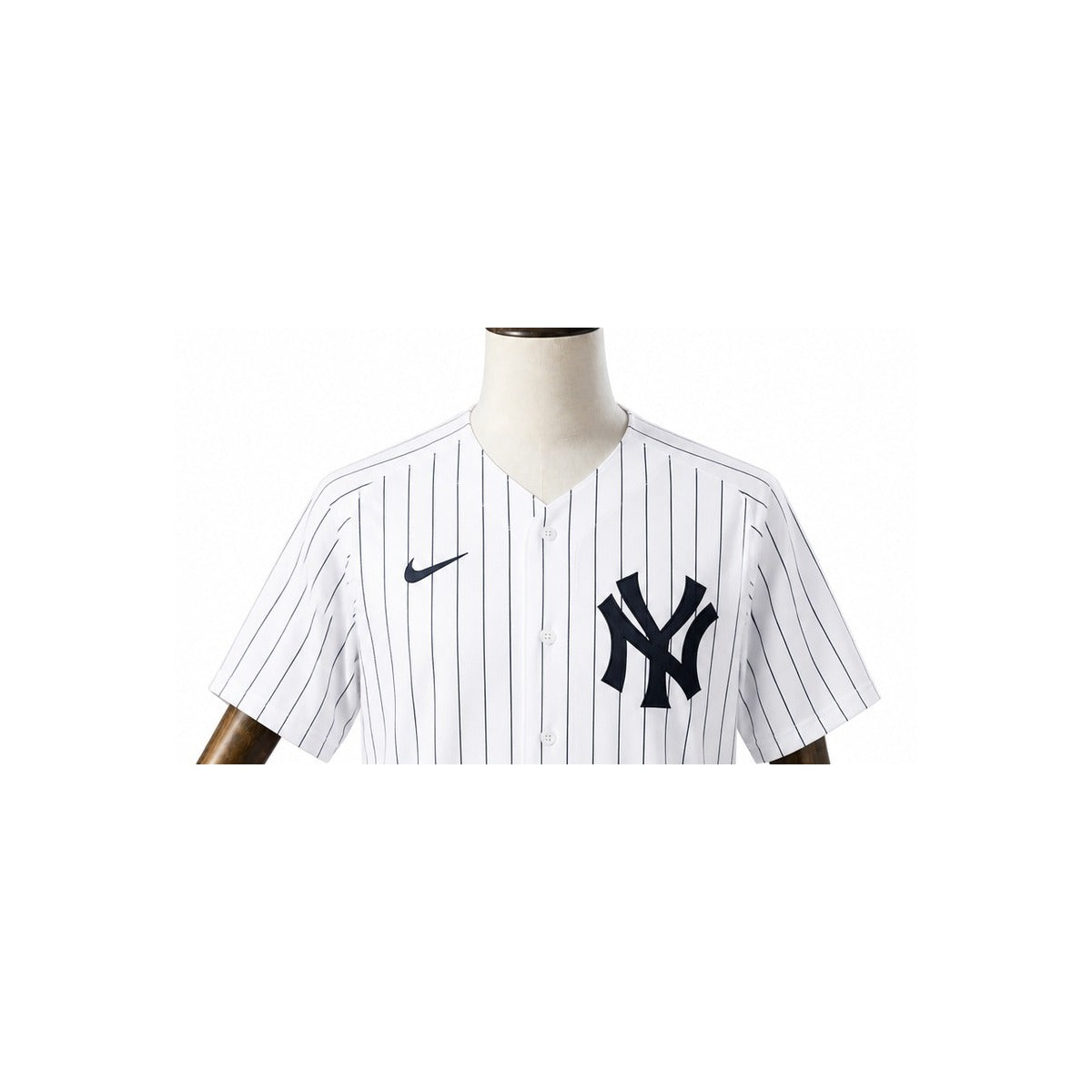 New York Yankees MLB – Camisa Oficial Primeira (Home) detalhe escudo manequim fundo branco
