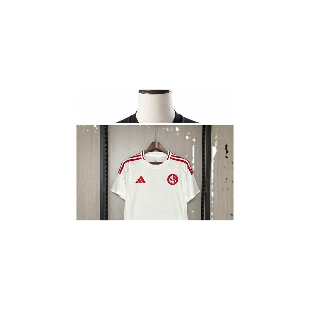 Camisa Internacional – 2º Uniforme Jogador 2026/2027 detalhe escudo manequim fundo branco