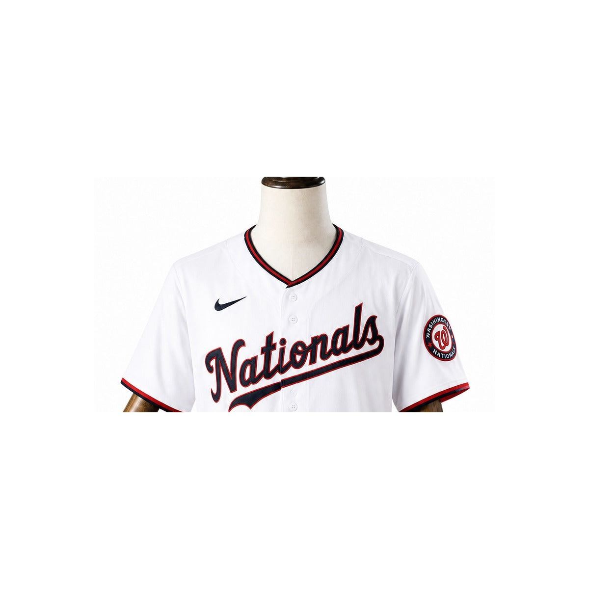 Washington Nationals MLB – Camisa Oficial Primeira (Home) detalhe escudo manequim fundo branco