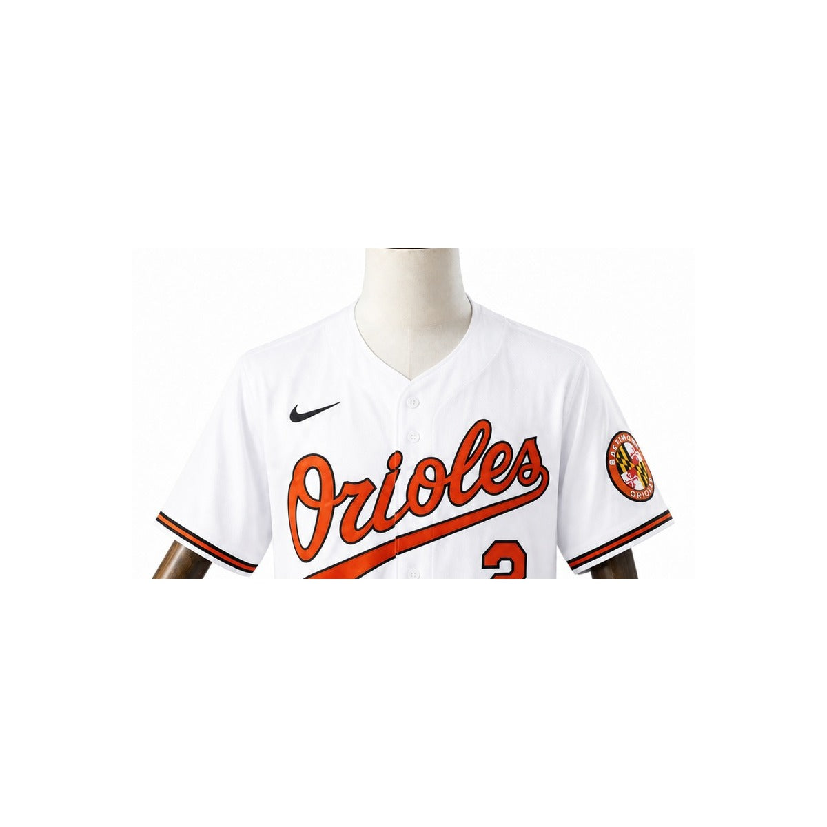 Baltimore Orioles MLB – Camisa Oficial Primeira (Home) detalhe escudo manequim fundo branco