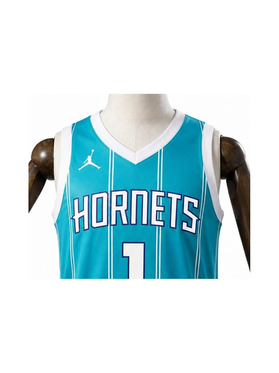 Camiseta NBA Charlotte Hornets - 2ª Camisa (Away) detalhe escudo fundo branco padronizado
