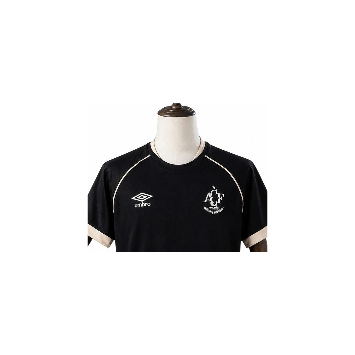 Camisa Chapecoense - 2º Uniforme Torcedor Sem Patch 2023/2024 detalhe escudo fundo branco