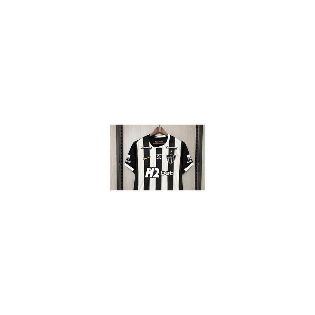Camisa Atlético-MG – 1º Uniforme Jogador 2026 detalhe escudo fundo branco padronizado