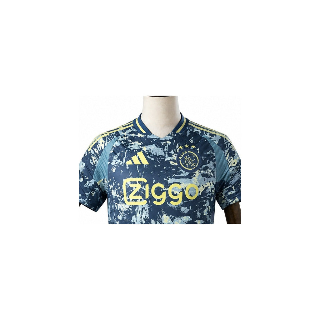 Camisa Ajax - 2º Uniforme Jogador 2024/25 detalhe escudo manequim fundo branco