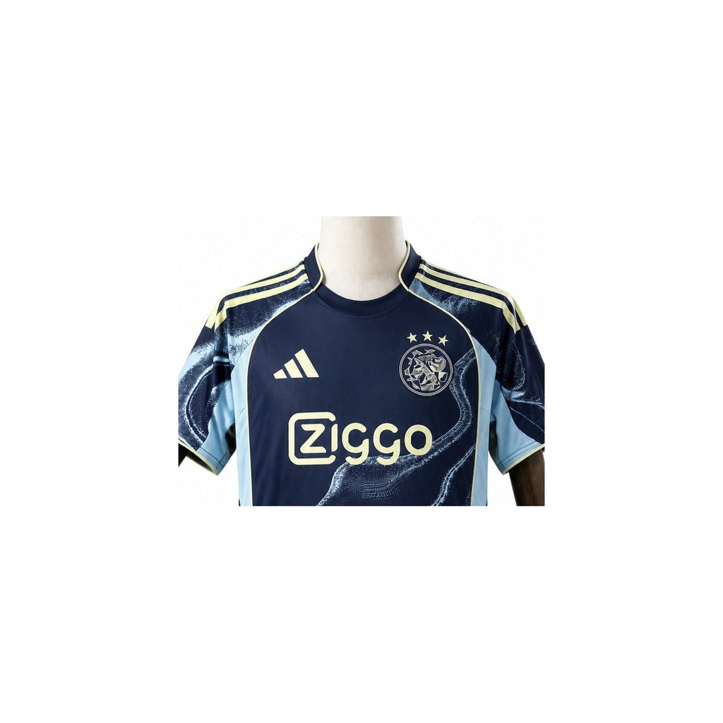Camisa Ajax - 2º Uniforme Torcedor 2025/26 detalhe escudo manequim fundo branco