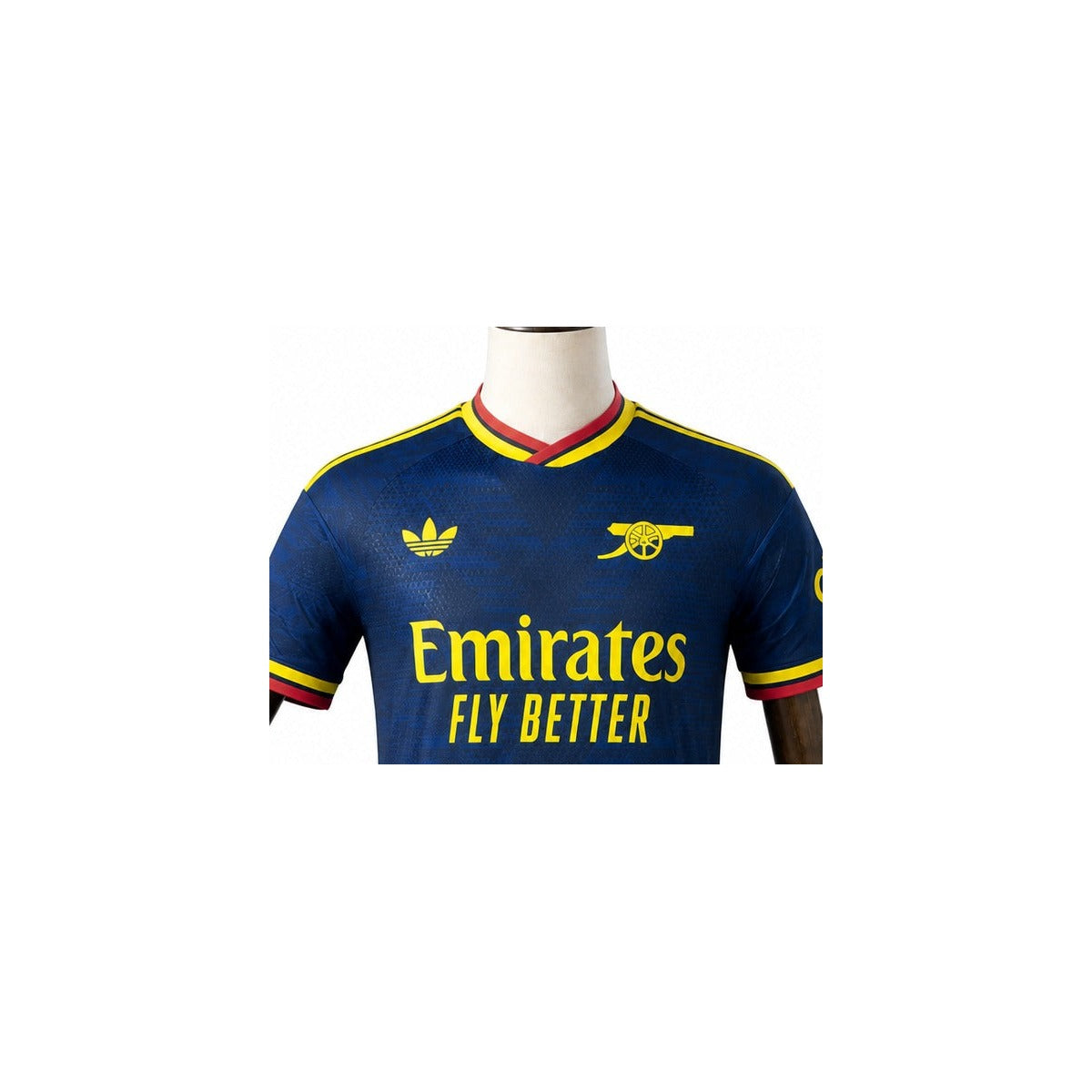 Camisa Arsenal - 2º Uniforme Jogador 2026/27 detalhe escudo manequim fundo branco