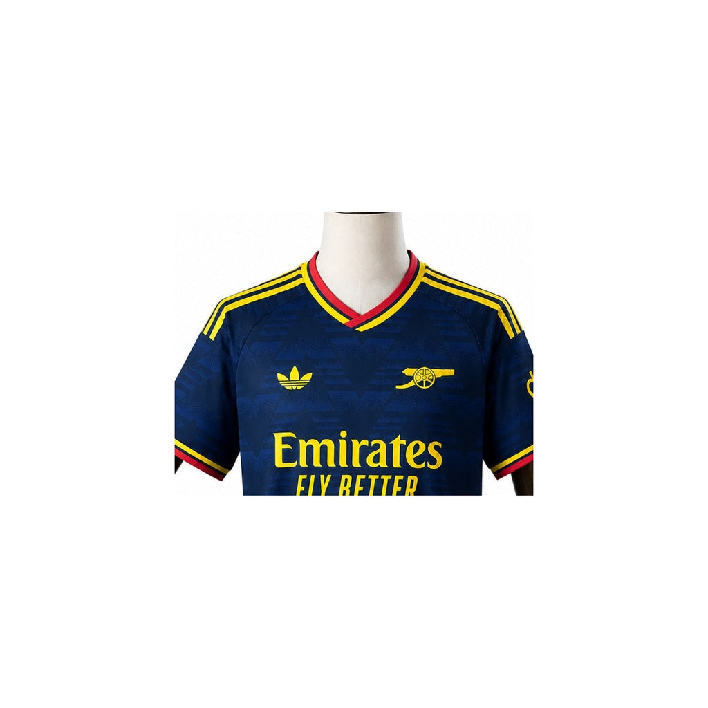 Camisa Arsenal - 2º Uniforme Torcedor 2026/27 detalhe escudo manequim fundo branco