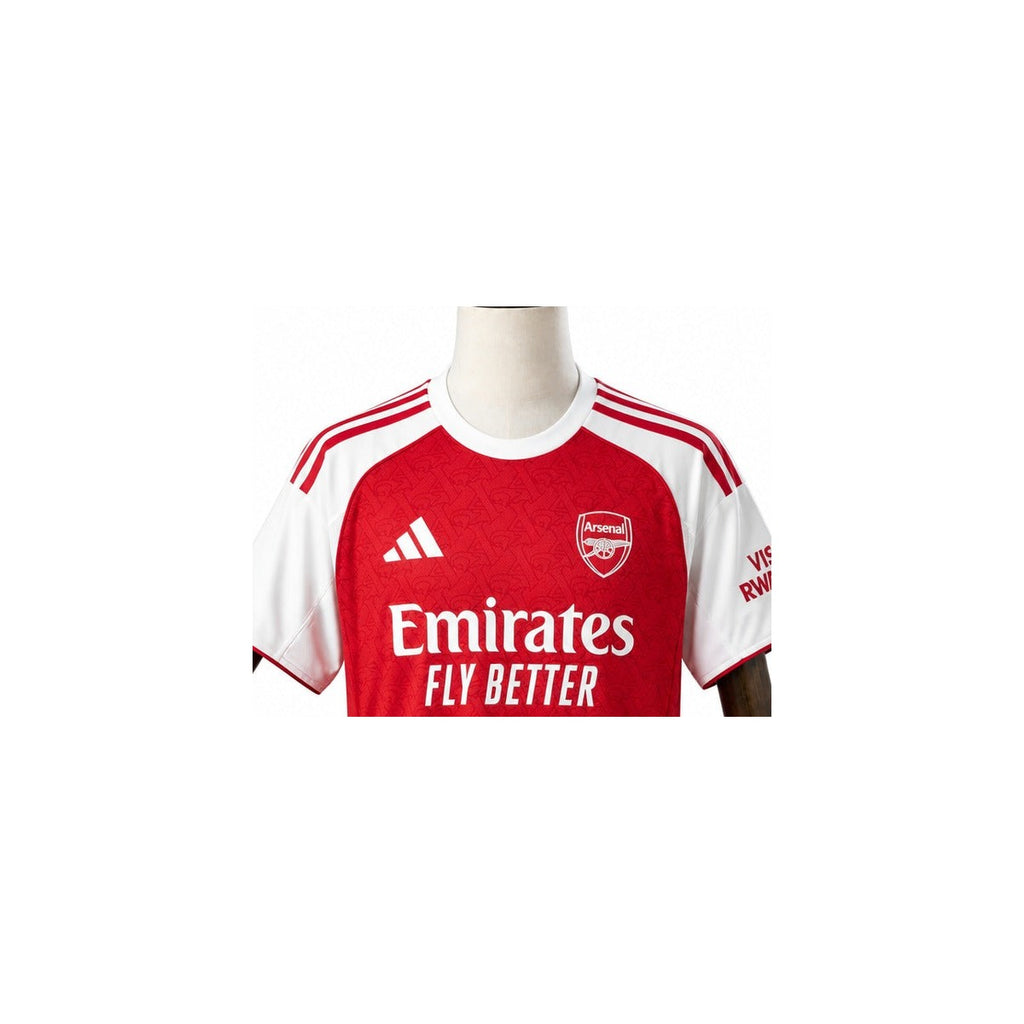 Camisa Arsenal - 1º Uniforme Torcedor 2025/26 detalhe escudo manequim fundo branco