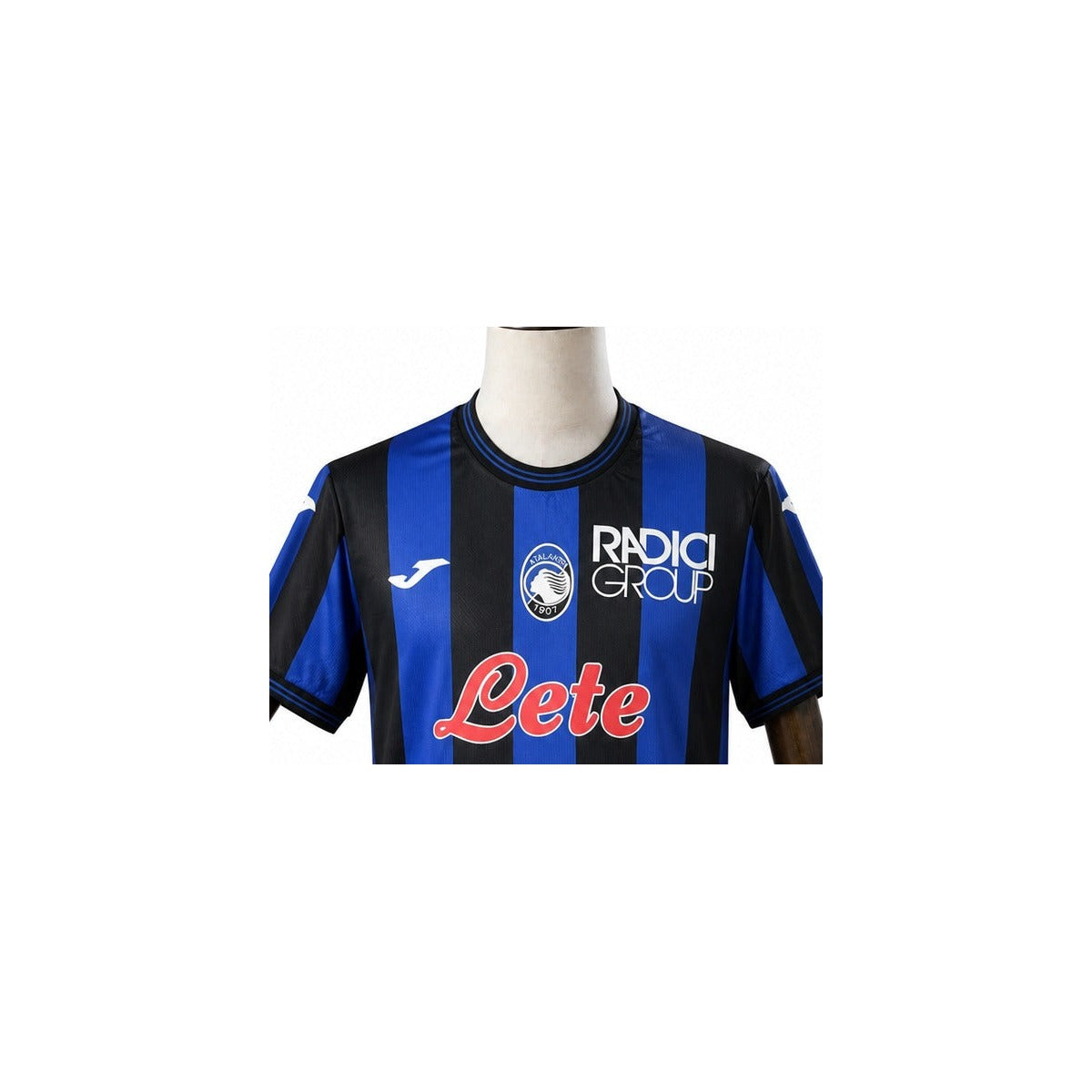 Camisa Atalanta - 1º Uniforme Torcedor 2024/25 detalhe escudo manequim fundo branco