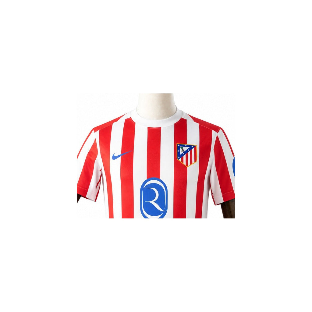Camisa Atlético Madrid - 1º Uniforme Torcedor 2025/26 detalhe escudo manequim fundo branco