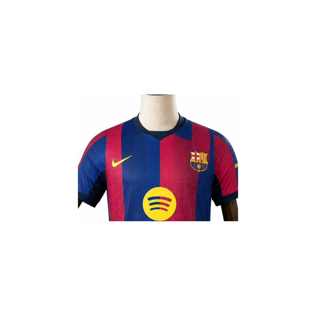 Camisa Barcelona - 1º Uniforme Jogador 2026/27 detalhe escudo manequim fundo branco