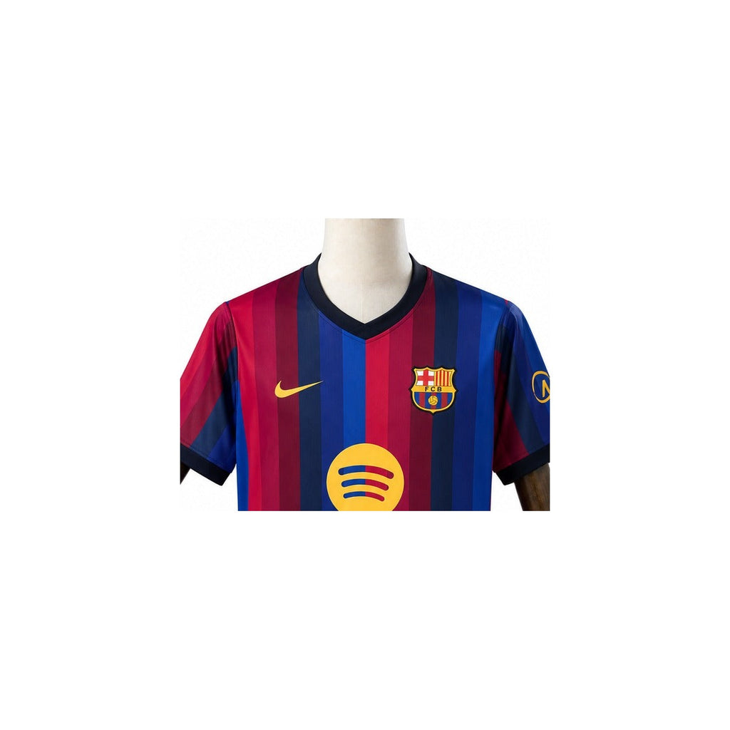 Camisa Barcelona - 1º Uniforme Torcedor 2026/27 detalhe escudo manequim fundo branco