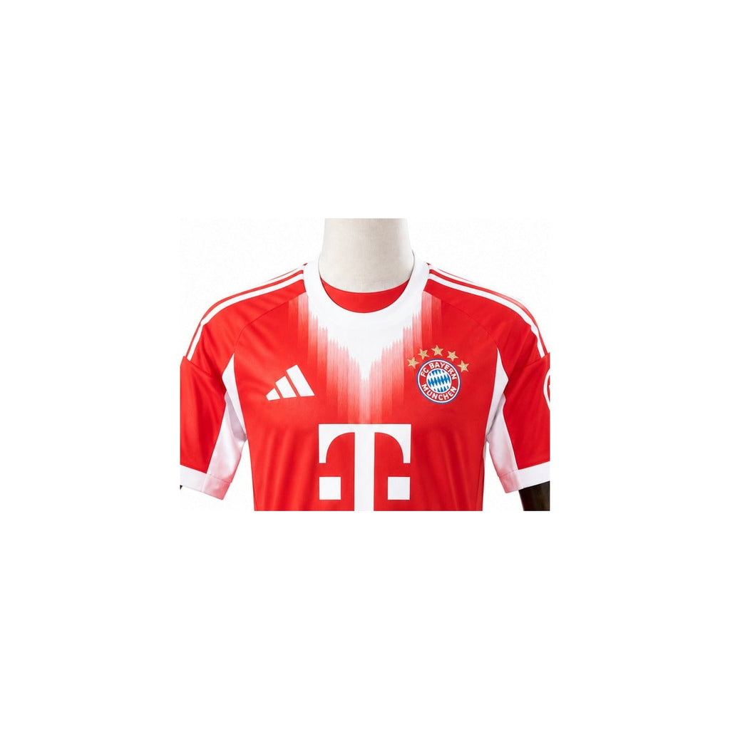 Camisa Bayern Munich - 1º Uniforme Torcedor 2025/26 detalhe escudo manequim fundo branco