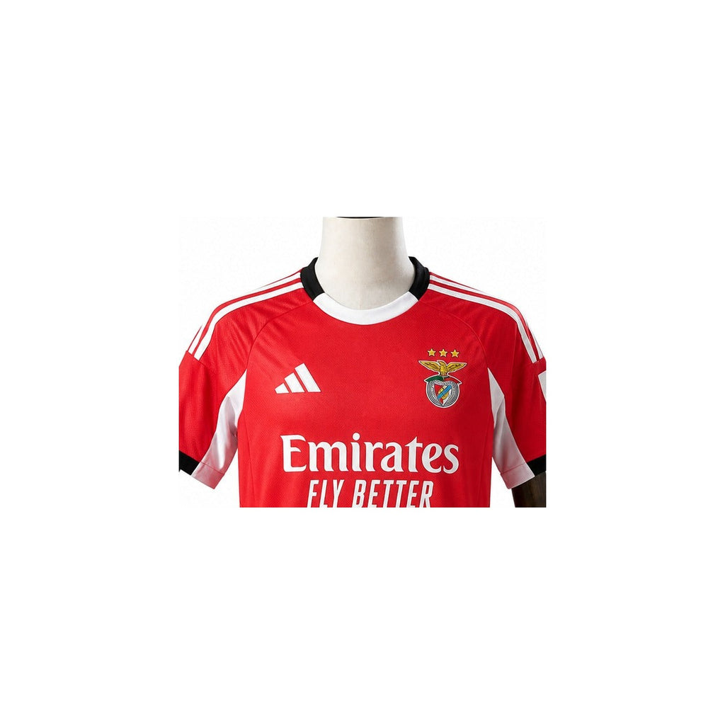 Camisa Benfica - 1º Uniforme Torcedor 2025/26 detalhe escudo manequim fundo branco