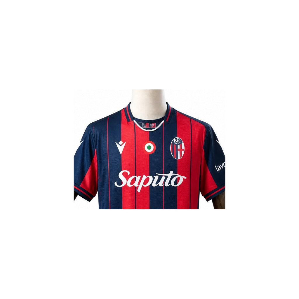Camisa Bologna - 1º Uniforme Torcedor 2026/27 detalhe escudo manequim fundo branco