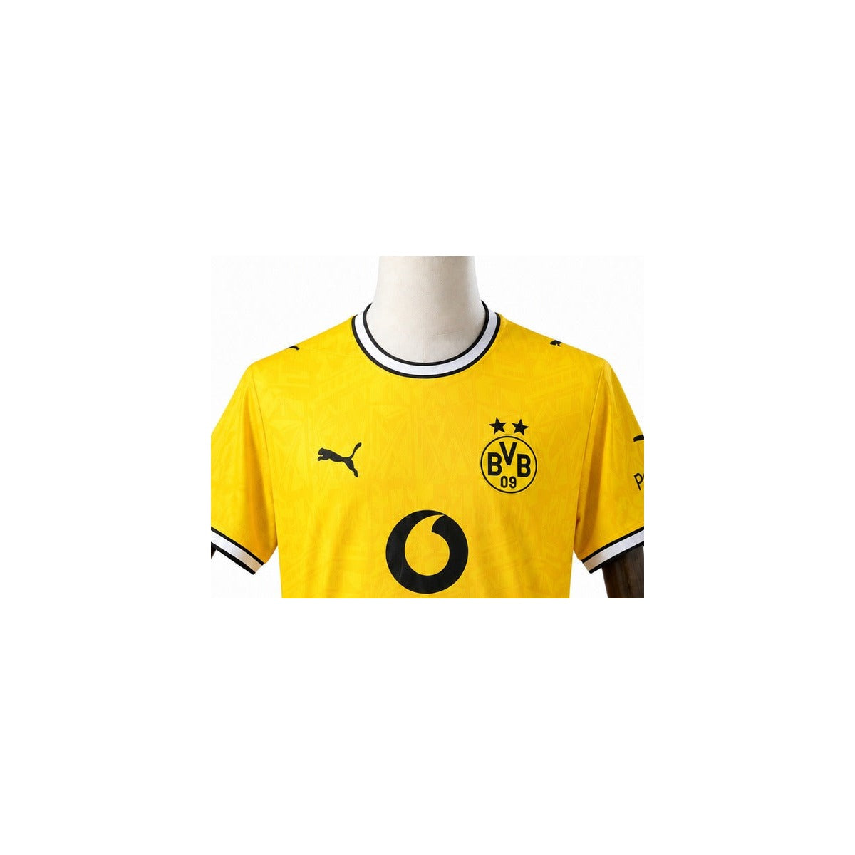 Camisa Borussia Dortmund - 1º Uniforme Torcedor 2026/27 detalhe escudo manequim fundo branco