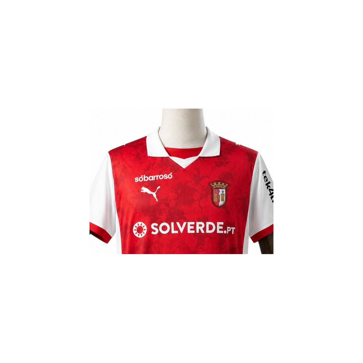 Camisa Braga - 1º Uniforme Torcedor 2025/26 detalhe escudo manequim fundo branco