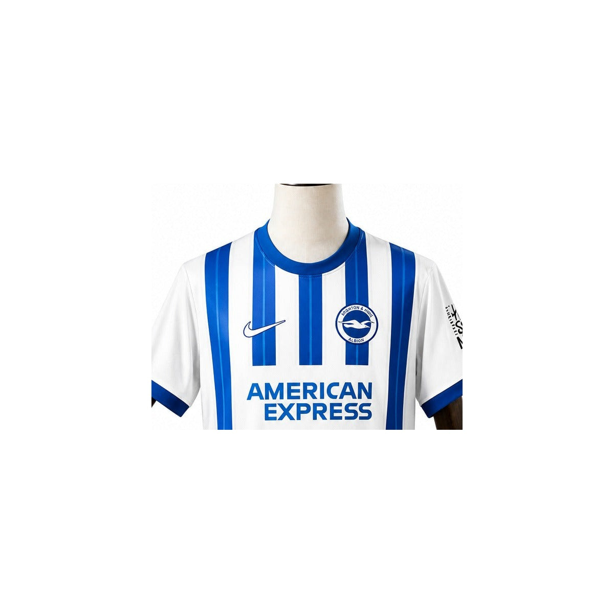 Camisa Brighton - 1º Uniforme Torcedor 2024/25 detalhe escudo manequim fundo branco