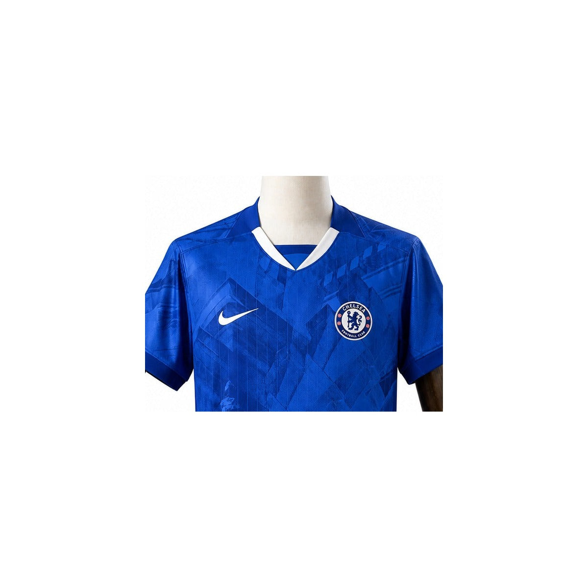 Camisa Chelsea - 1º Uniforme Torcedor 2025/26 detalhe escudo manequim fundo branco