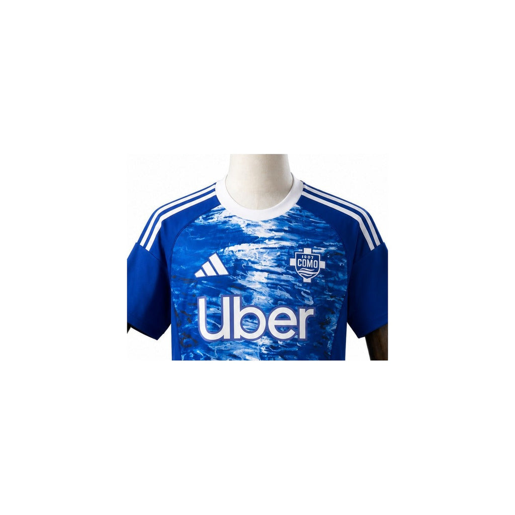 Camisa Como 1907 - 1º Uniforme Torcedor 2025/26 detalhe escudo manequim fundo branco