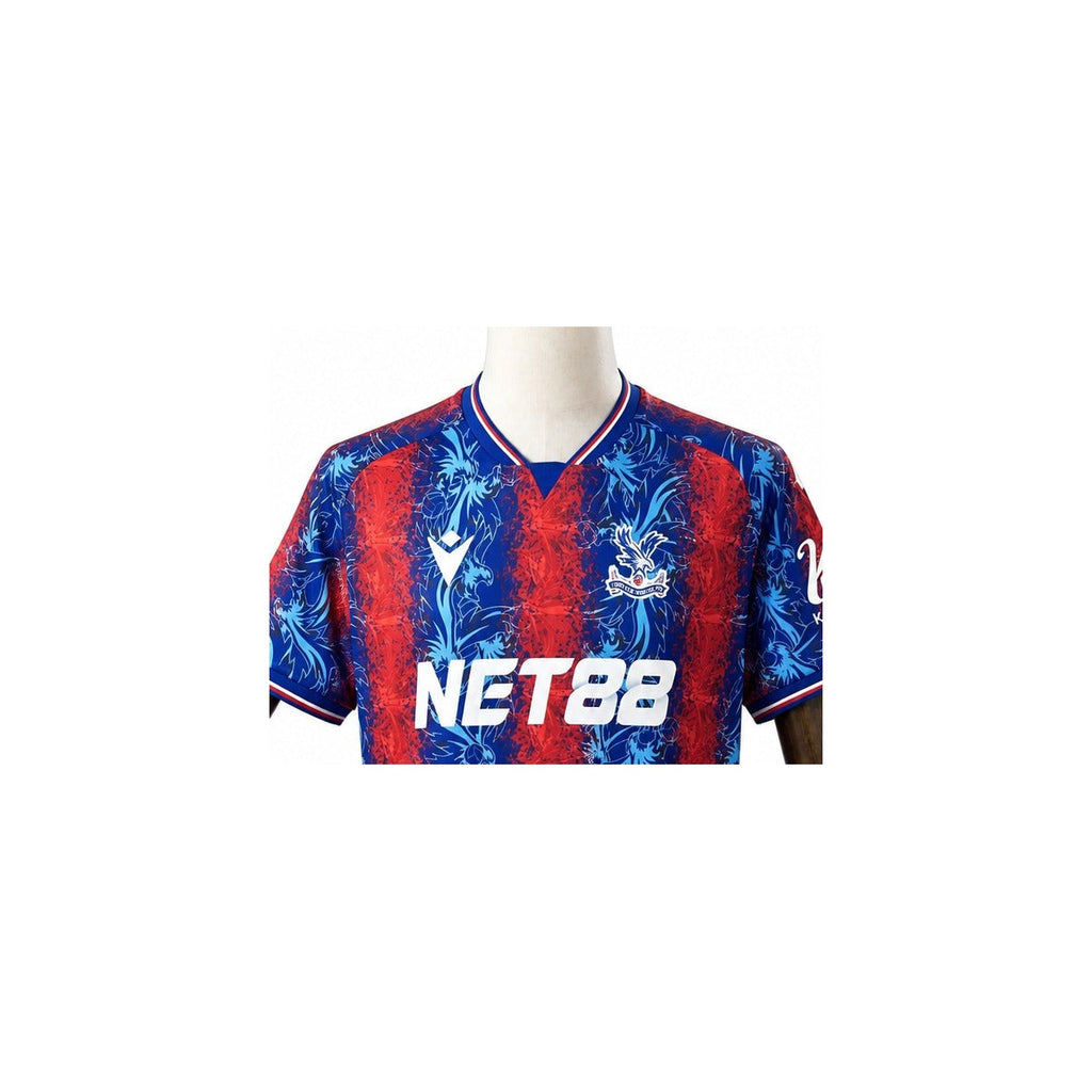 Camisa Crystal Palace - 1º Uniforme Torcedor 2024/25 detalhe escudo manequim fundo branco