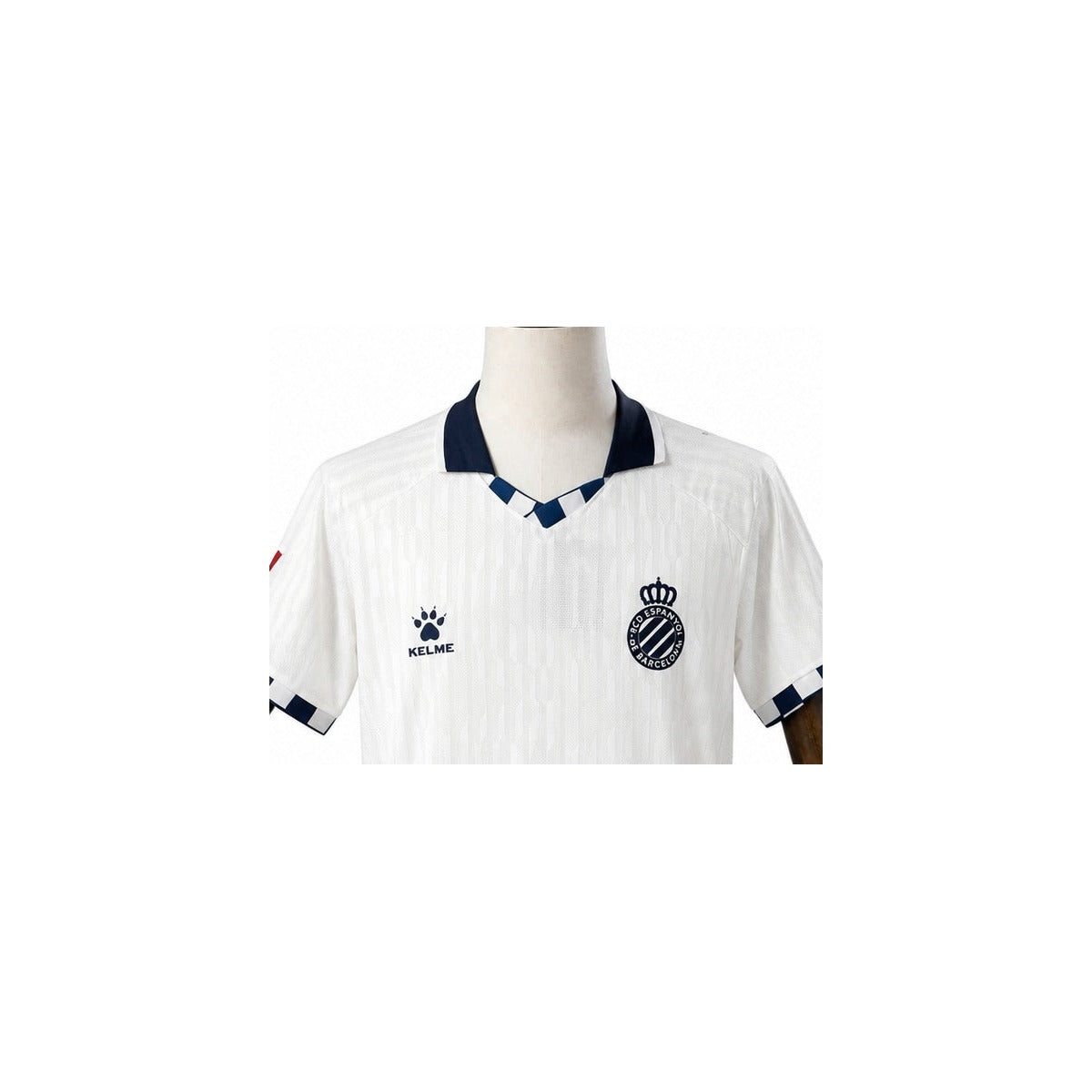 Camisa Espanyol - 2º Uniforme Torcedor 2025/26 detalhe escudo manequim fundo branco