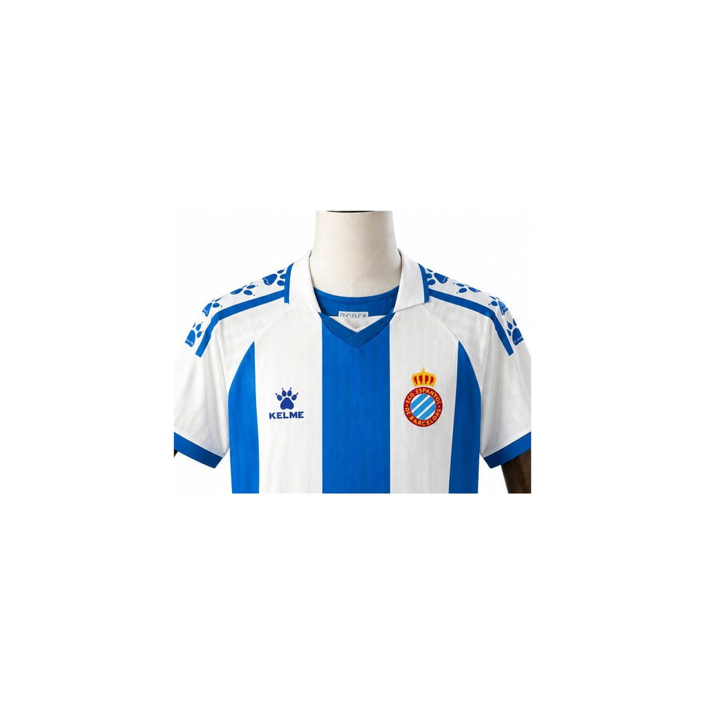 Camisa Espanyol - 1º Uniforme Torcedor 2025/26 detalhe escudo manequim fundo branco