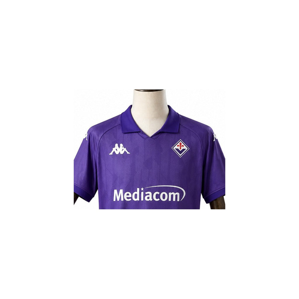 Camisa Fiorentina - 1º Uniforme Torcedor 2024/25 detalhe escudo manequim fundo branco