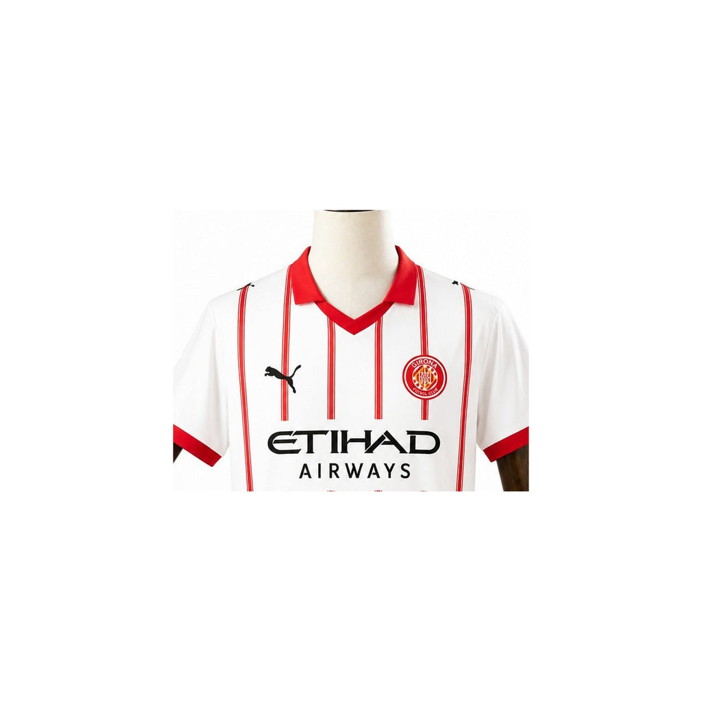 Camisa Girona - 1º Uniforme Torcedor 2025/26 detalhe escudo manequim fundo branco