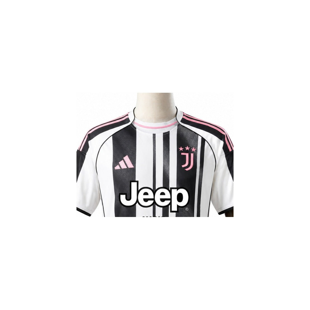 Camisa Juventus - 1º Uniforme Torcedor 2025/26 detalhe escudo manequim fundo branco