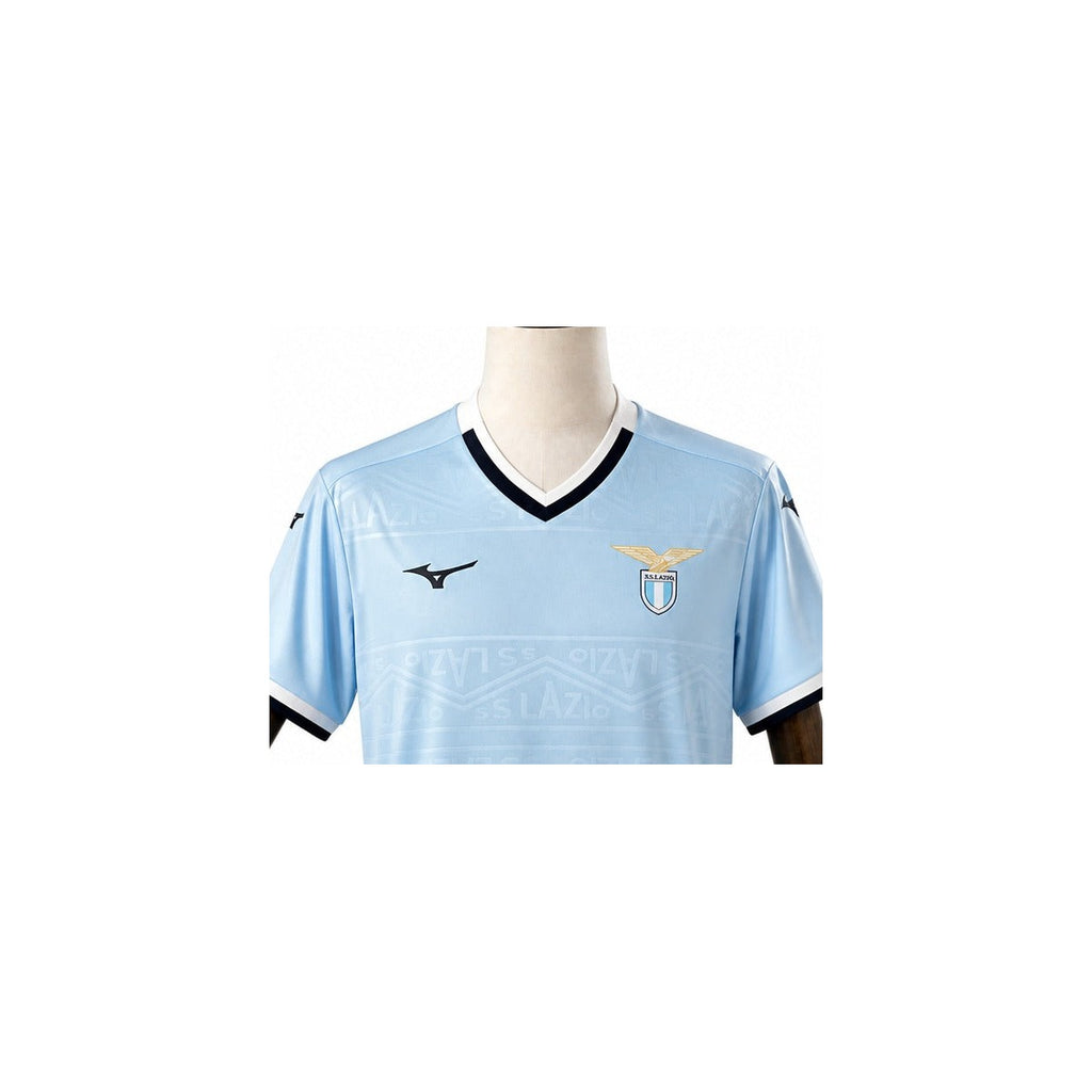 Camisa Lazio - 1º Uniforme Torcedor 2024/25 detalhe escudo manequim fundo branco