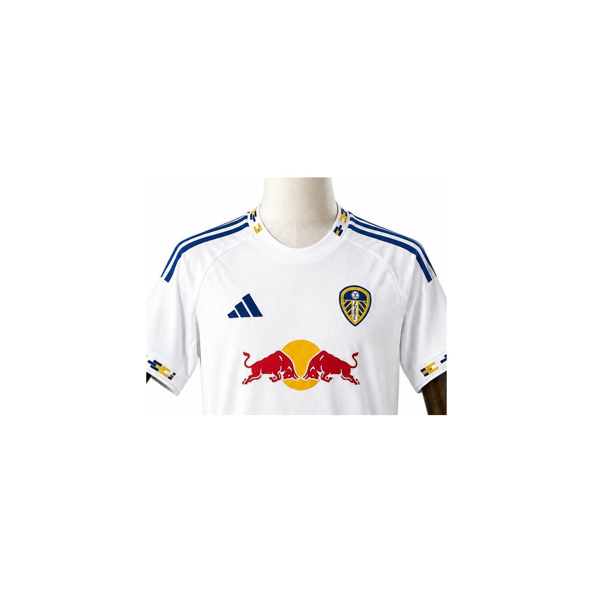 Camisa Leeds United - 1º Uniforme Torcedor 2025/26 detalhe escudo manequim fundo branco