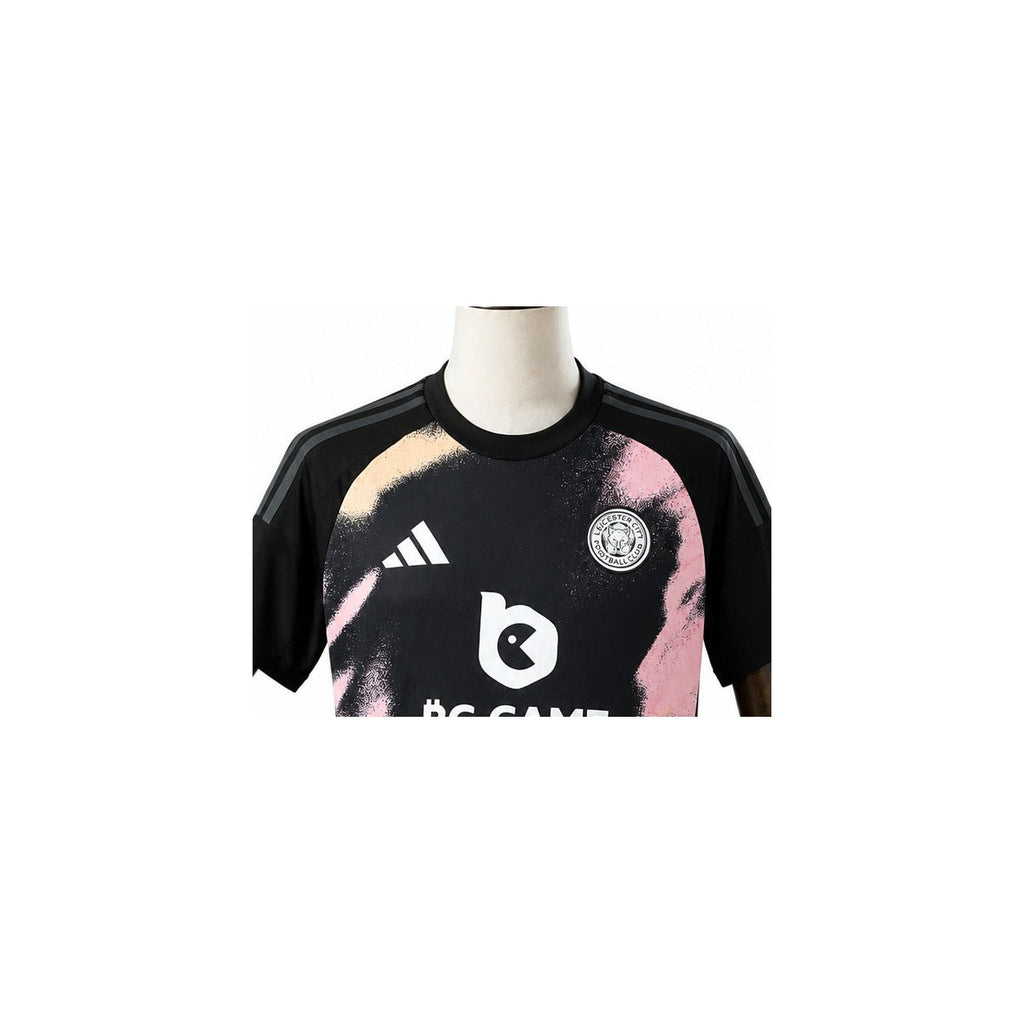 Camisa Leicester City - 2º Uniforme Torcedor 2024/25 detalhe escudo manequim fundo branco