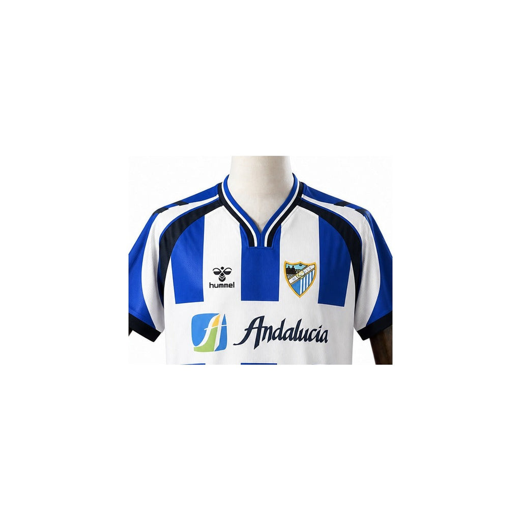 Camisa Málaga - 1º Uniforme Torcedor 2025/26 detalhe escudo manequim fundo branco
